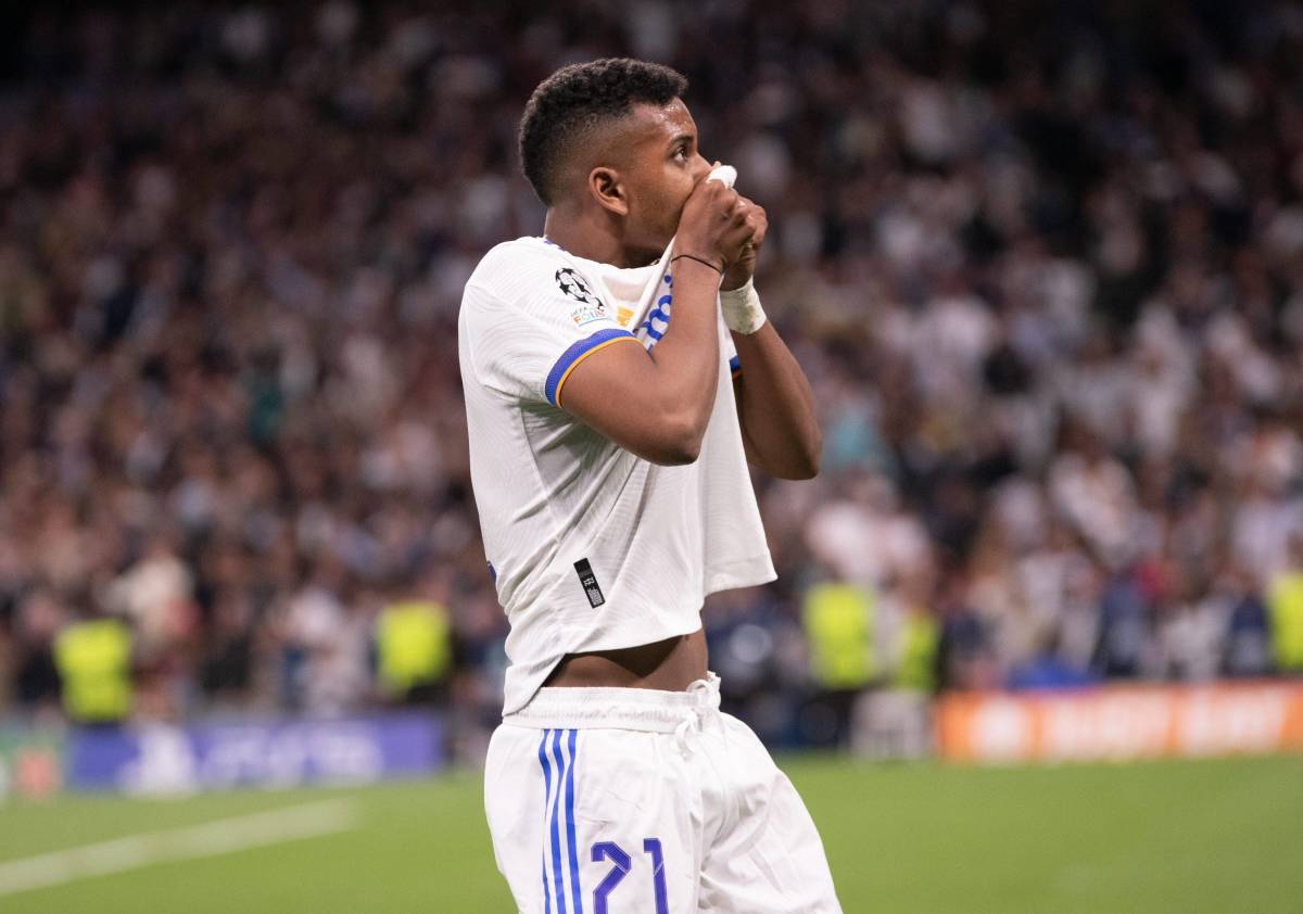 Rodrygo kisses the Real Madrid badge on his shirt during his side's 3-1 win over Manchester City in May 2022