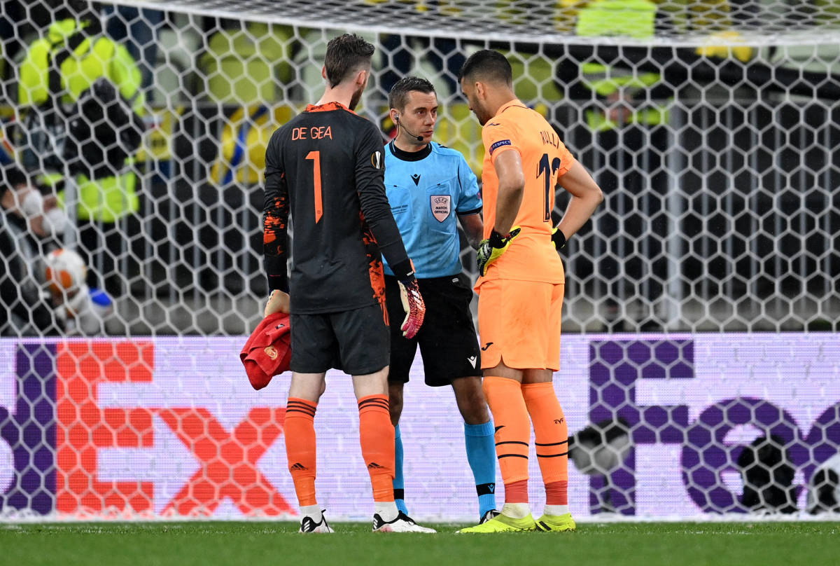Referee Clement Turpin pictured talking to the two goalkeepers ahead of a penalty shootout in the 2021 Europa League final between Villarreal and Manchester United