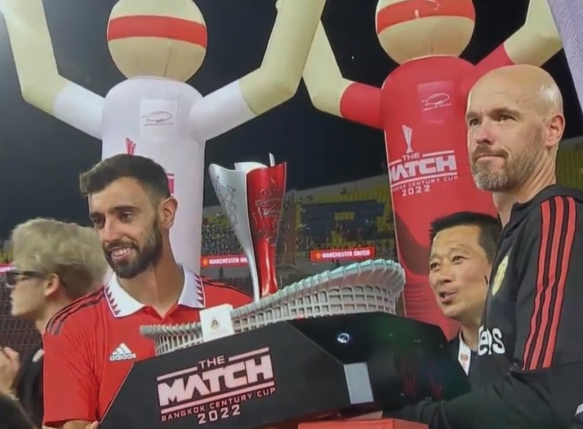 Bruno Fernandes (left) and Erik ten Hag hold the Bangkok Centenary Cup trophy after Manchester United's 4-0 win over Liverpool in Thailand in July 2022