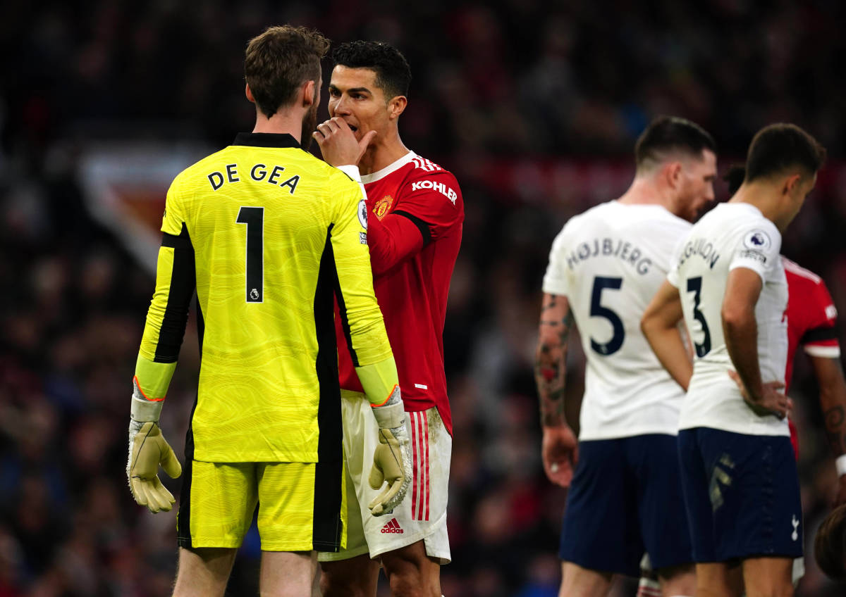 Cristiano Ronaldo advises David de Gea where to dive as the Man United keeper prepares to face a Harry Kane penalty