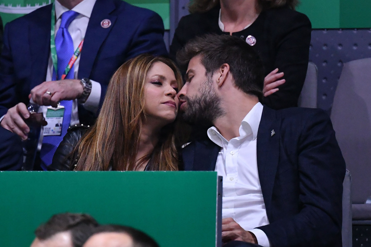 Gerard Pique and wife Shakira pictured kissing while at a Davis Cup tennis match in 2009