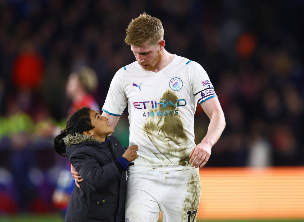 Speciaal Kind Extreme armoede Kevin De Bruyne gives jersey to Crystal Palace pitch invader - Futbol on  FanNation