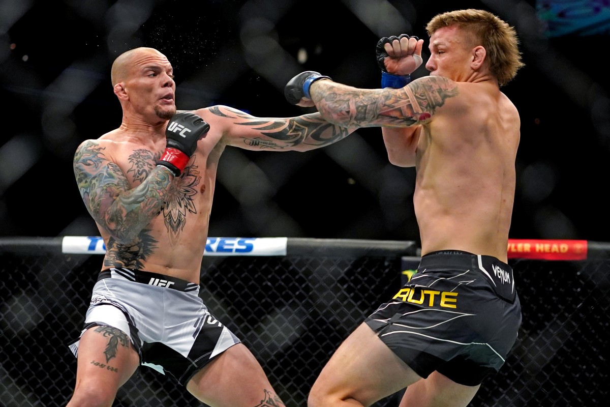Anthony Smith (Red Gloves) fights Jimmy Crute (Blue Gloves) during UFC 261 at VyStar Veterans Memorial Arena.