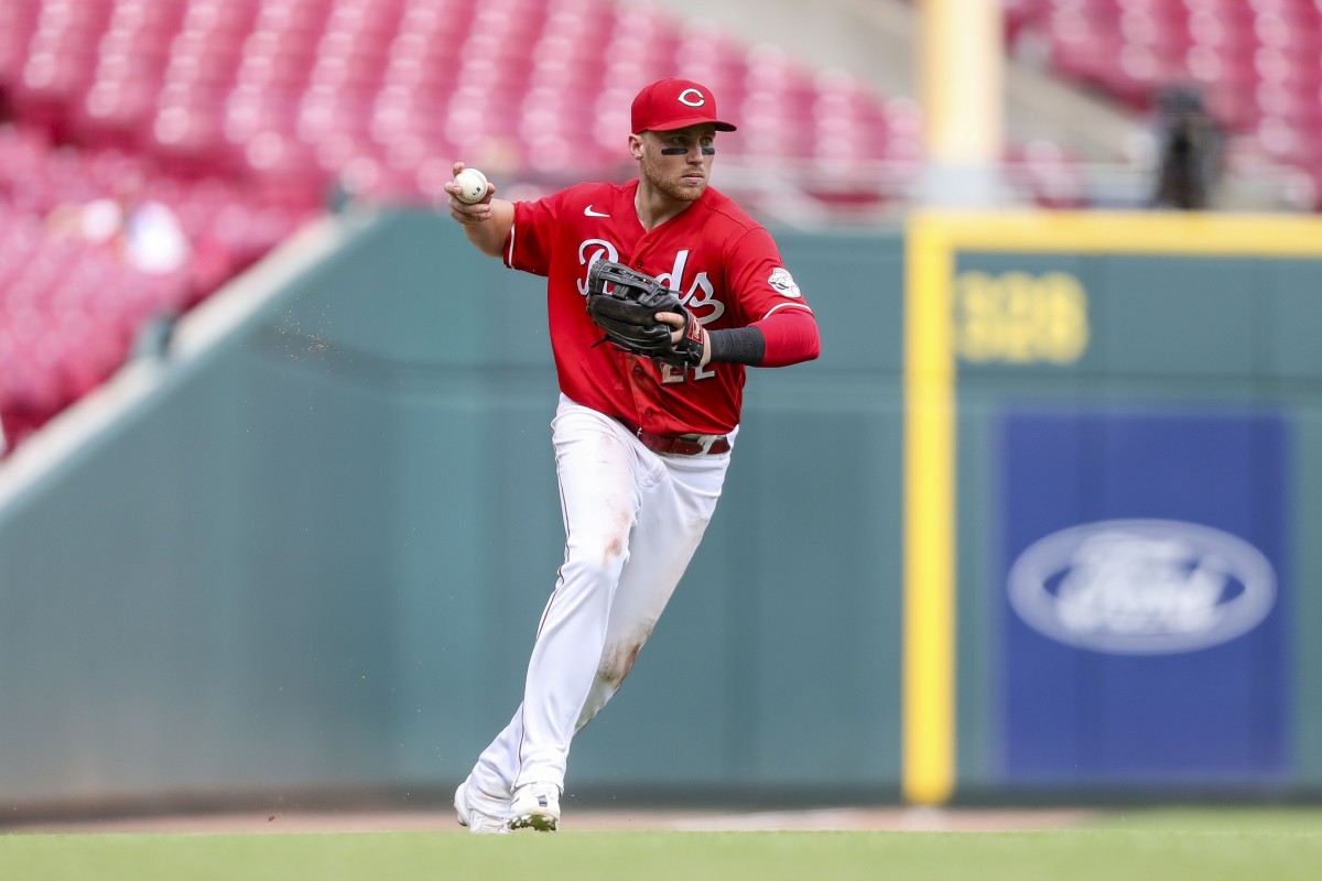 Cincinnati Reds third baseman Brandon Drury makes throw