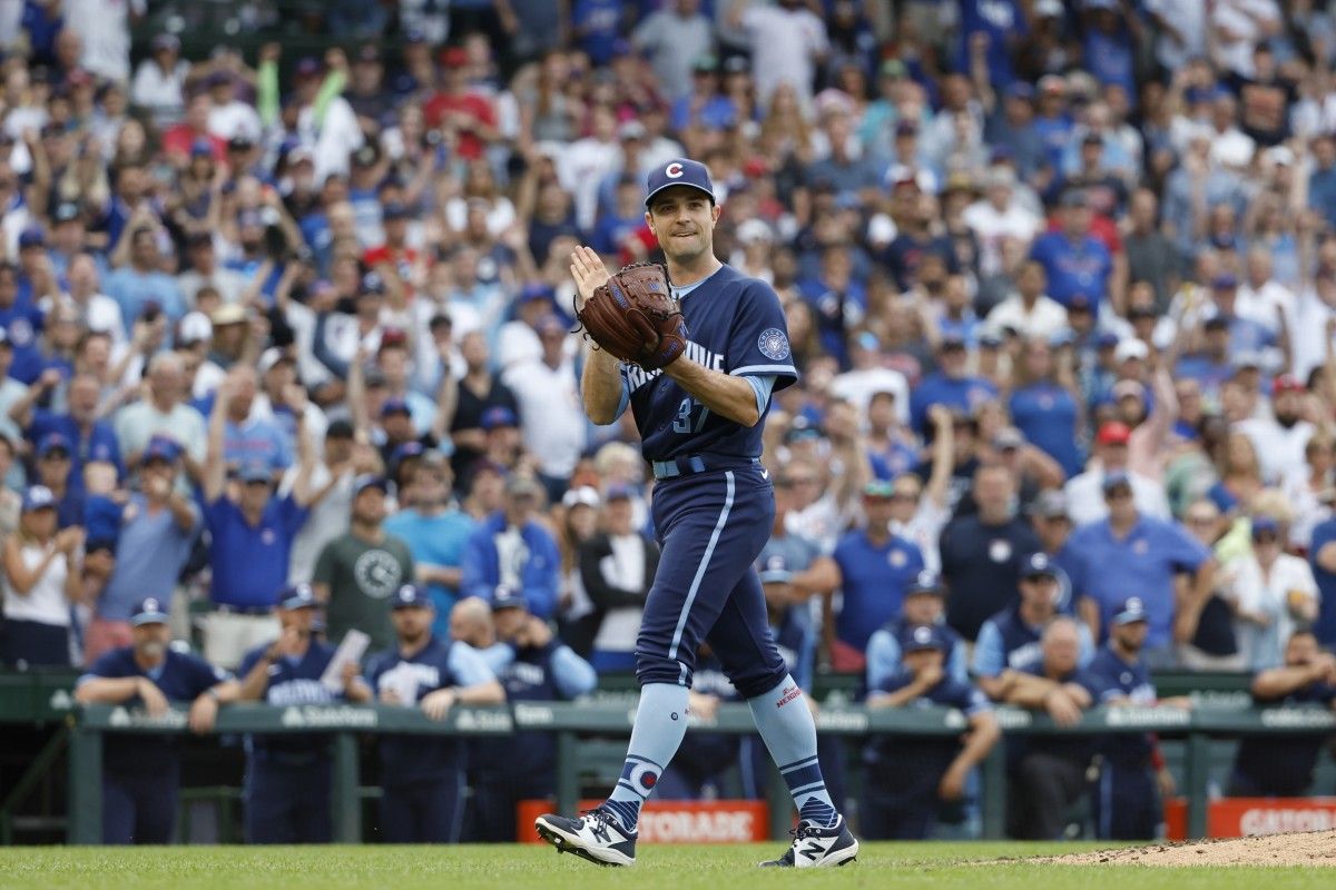 Chicago Cubs closer David Robertson celebrates save