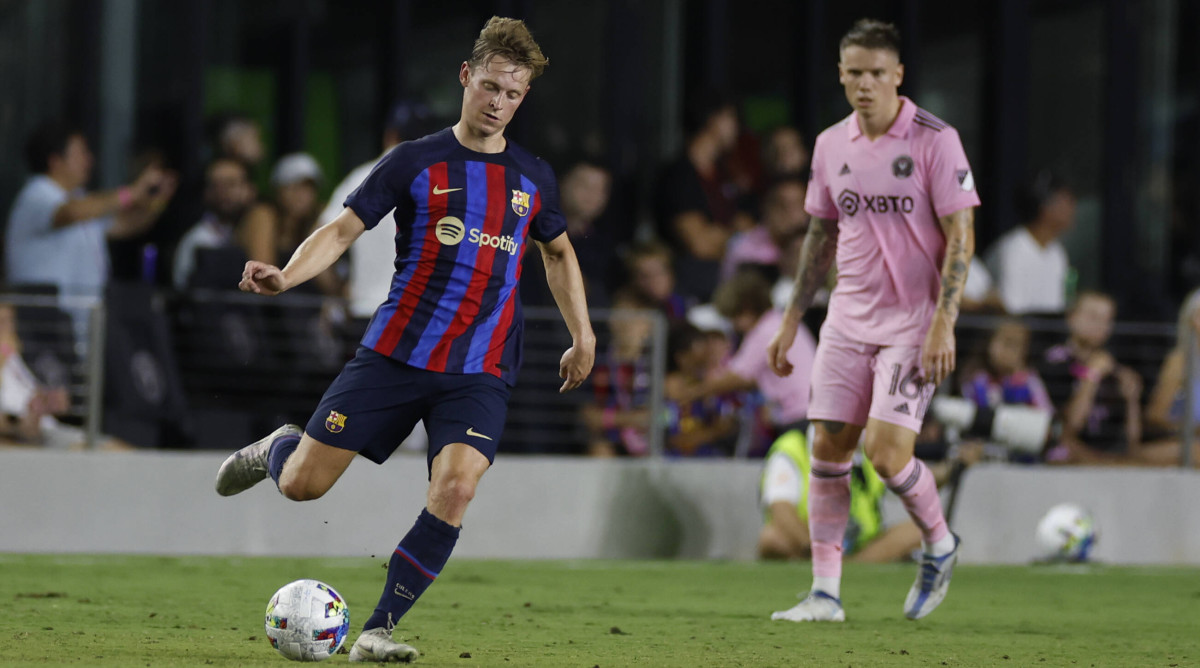 Frenkie de Jong playing in a friendly with Barcelona.
