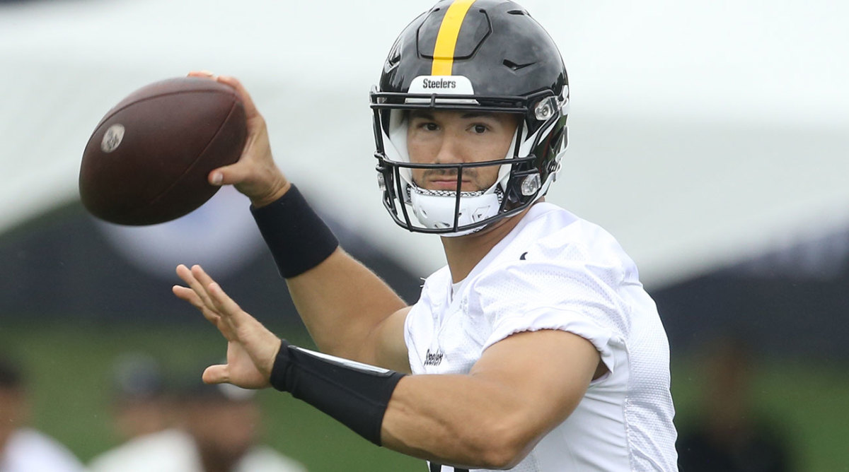 Mitch Trubisky throwing a pass at Steelers training camp