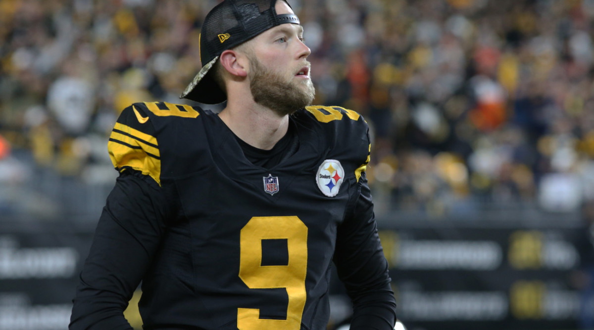 Nov 8, 2021; Pittsburgh, Pennsylvania, USA; Pittsburgh Steelers kicker Chris Boswell (9) looks on from the sidelines against the Chicago Bearsduring the fourth quarter at Heinz Field. Pittsburgh won 29-27. Mandatory Credit: Charles LeClaire-USA TODAY Sports