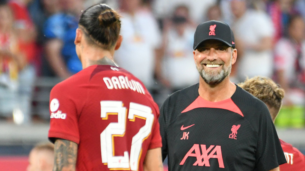 Liverpool manager Jurgen Klopp and his new star forward, Darwin Nunez