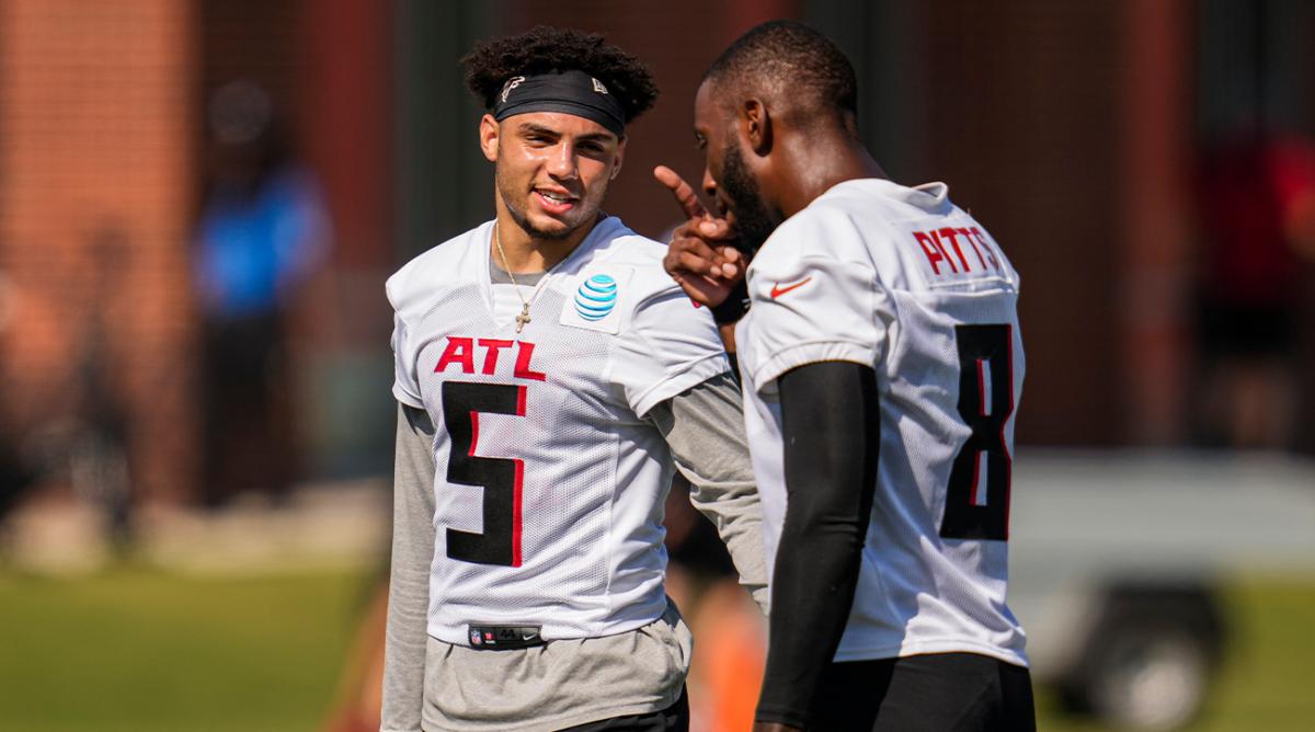 Jul 29, 2022; Flowery Branch, GA, USA; Atlanta Falcons wide receiver Drake London (5) talks to tight end Kyle Pitts (8) during training camp at IBM Performance Field.