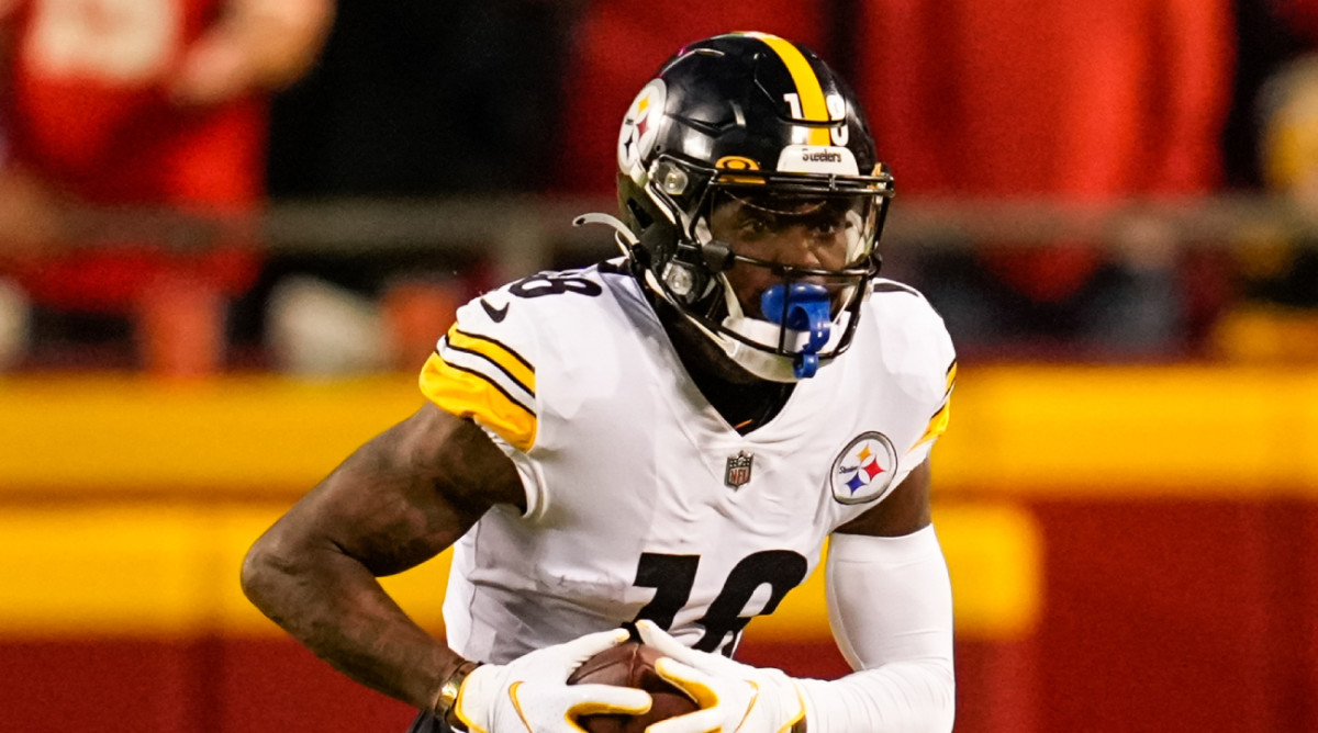 Pittsburgh Steelers wide receiver Diontae Johnson (18) runs the ball.