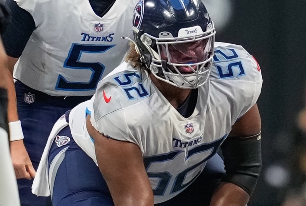 Tennessee Titans center Daniel Munyer (52) in action against the Atlanta Falcons at Mercedes-Benz Stadium.