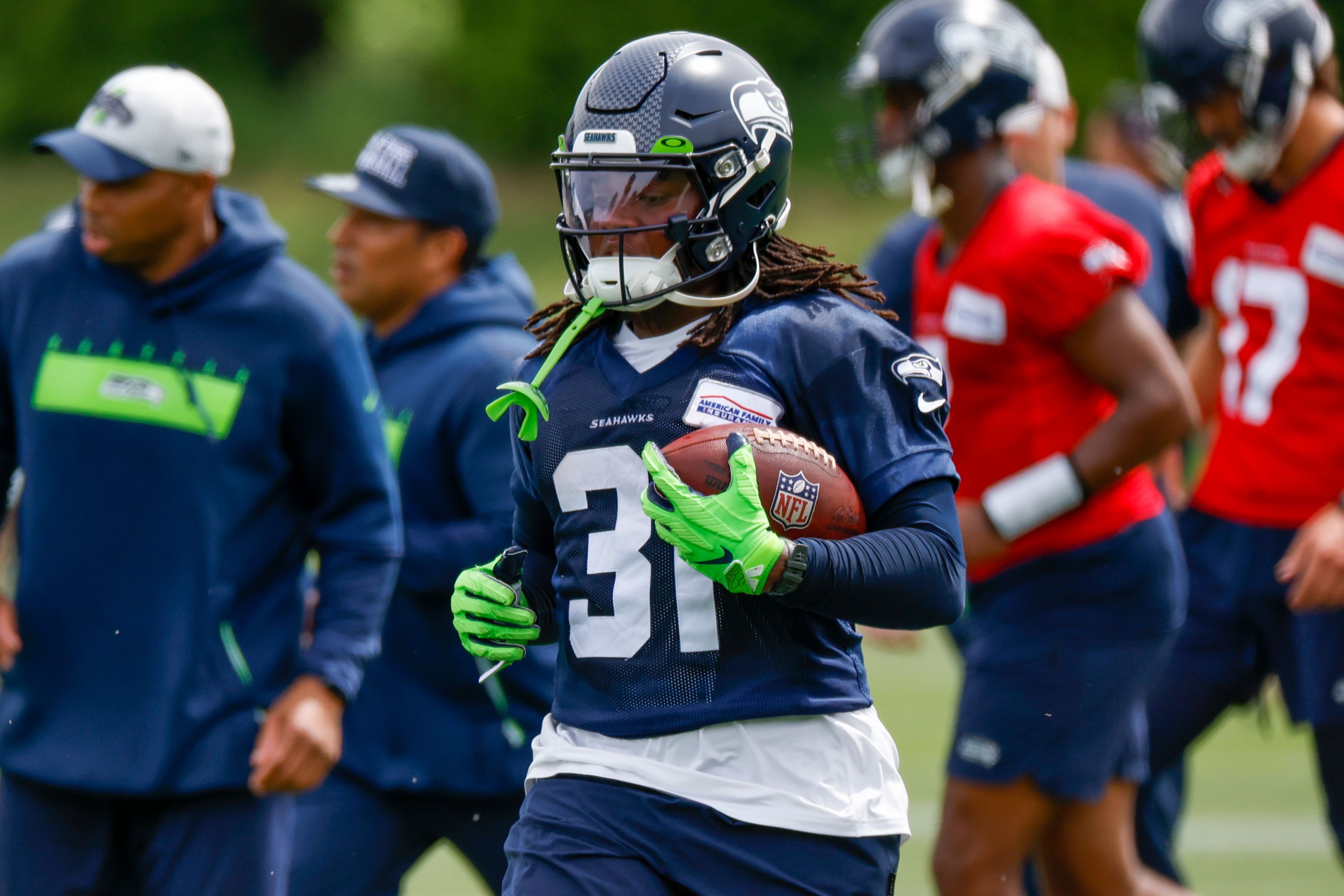 Observations From Seahawks Sixth Training Camp Practice: DeeJay Dallas Shines in Physical Session - Vimarsana News
