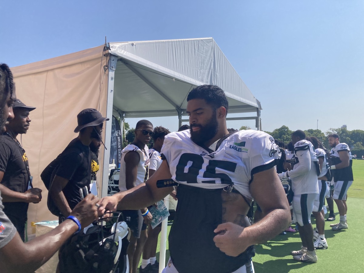 Marlon Tuipulotu signs autographs following practice on Aug. 4, 2022