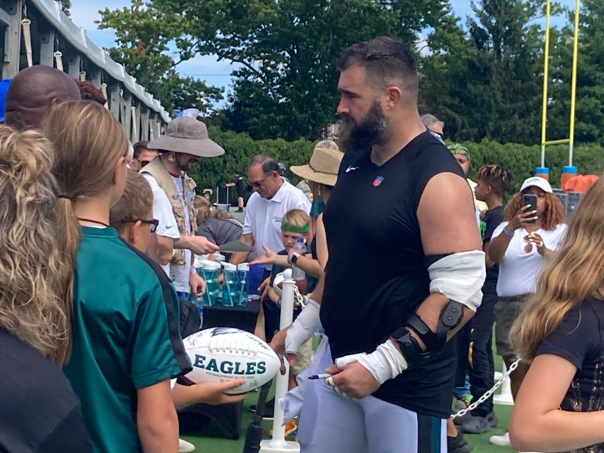Jason Kelce meets with fans after practice on Agu. 6, 2022