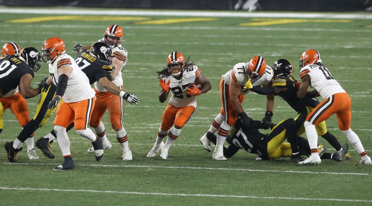 Jan 10, 2021; Cleveland Browns running back Kareem Hunt (27) runs the ball against the Pittsburgh Steelers. Mandatory Credit: Charles LeClaire-USA TODAY Sports
