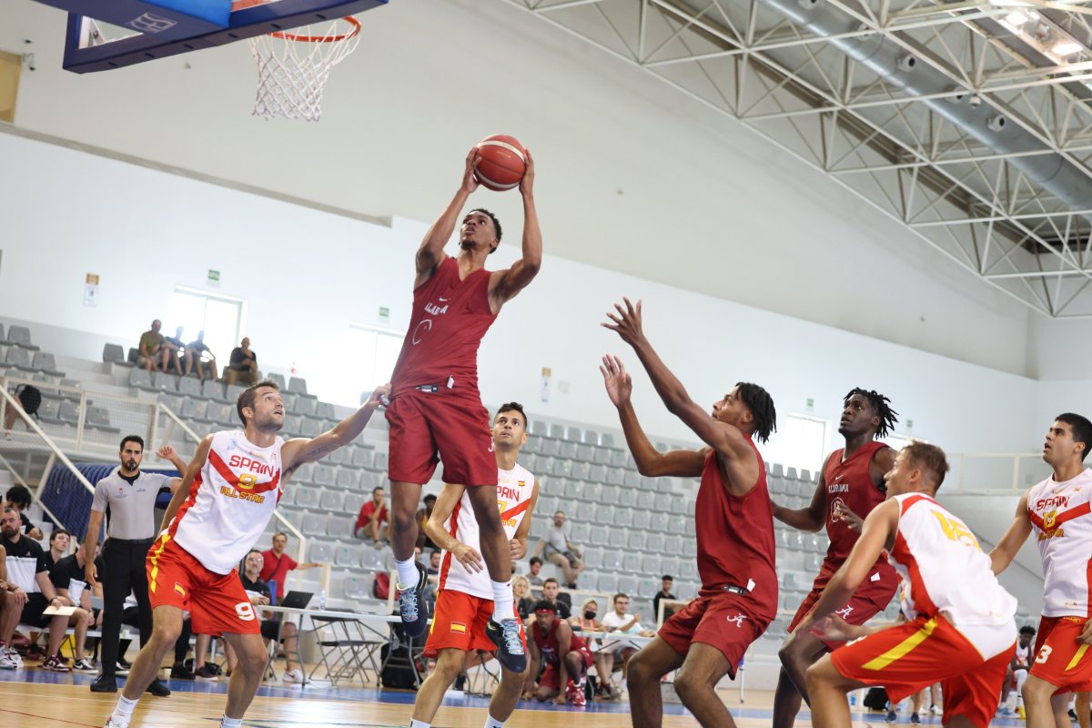 Tres y fuera: reacción a la victoria de Alabama Basketball sobre España Select