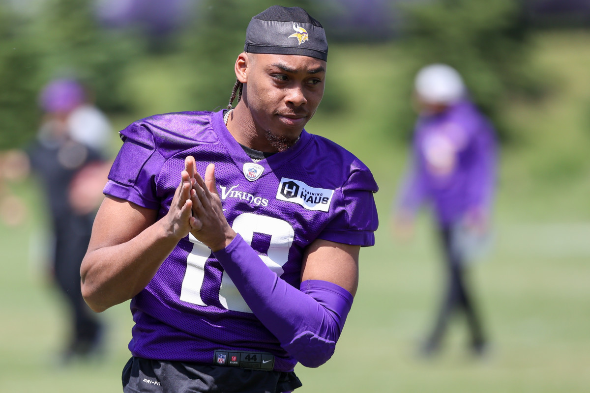 Justin Jefferson rubs his hands during a Vikings practice
