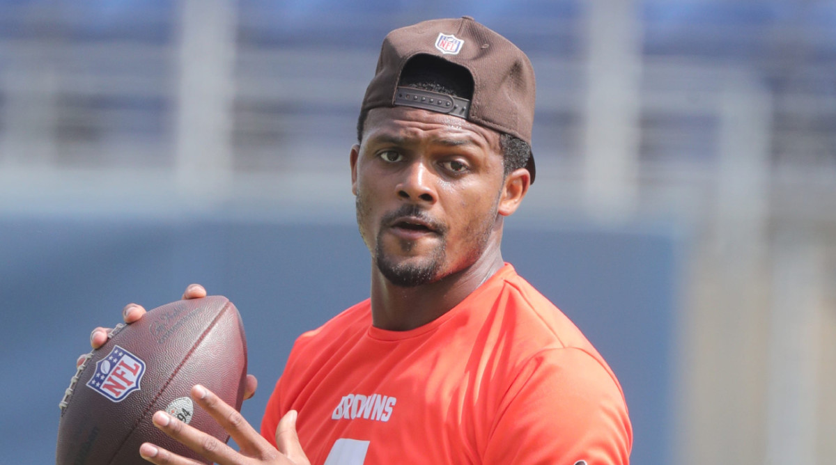Cleveland Browns quarterback Deshaun Watson drops back to pass during minicamp.