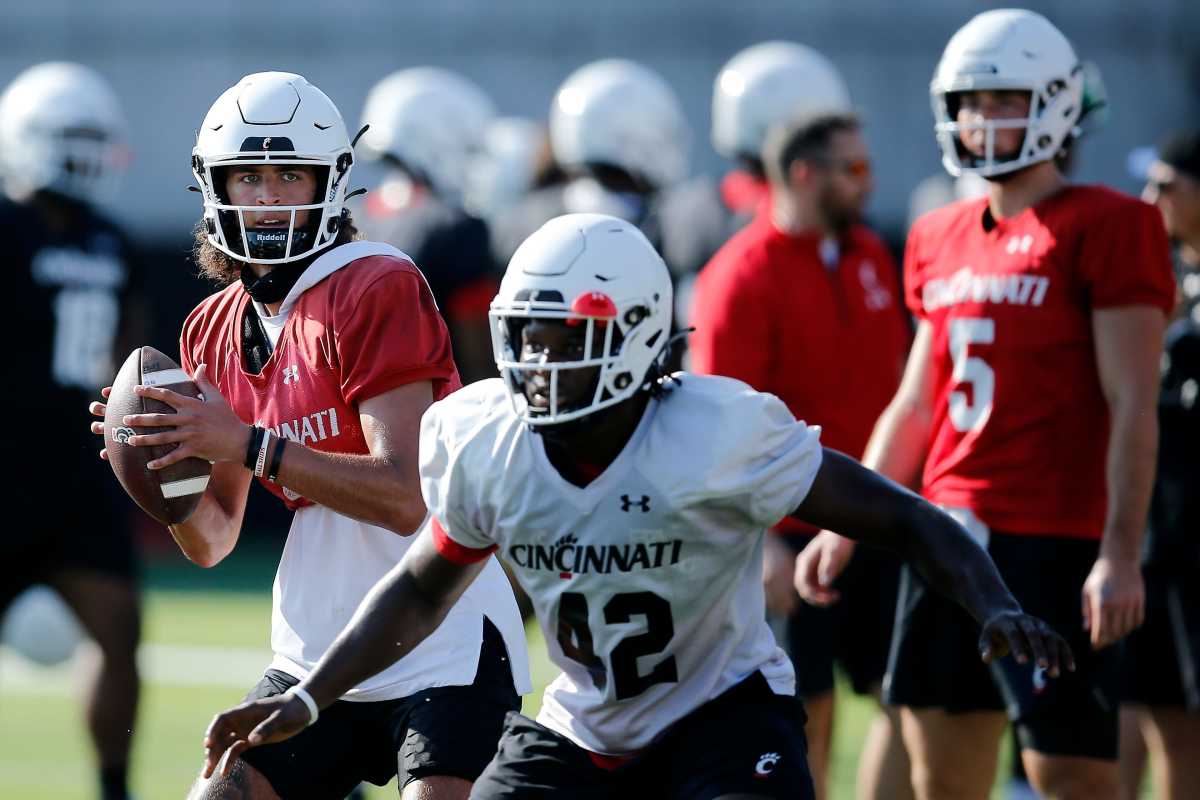 Bearcats quarterback Evan Prater (3) drops back to throw during the first day of preseason training camp at the University of Cincinnati s Sheakley Athletic Complex in Cincinnati on Wednesday, Aug. 3, 2022. Bearcats Football Camp
