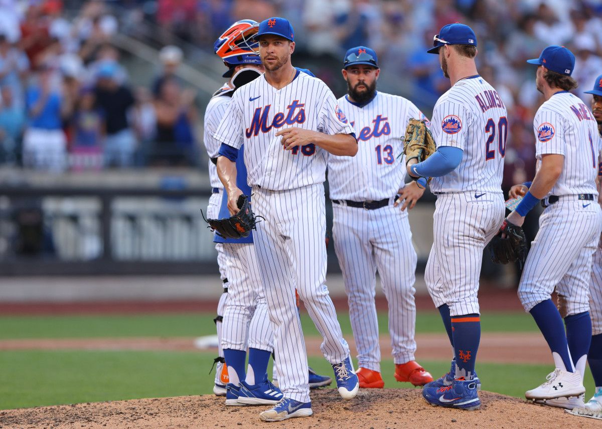Jacob deGrom walks off the mound after being relieved during the sixth inning against the Atlanta Braves.