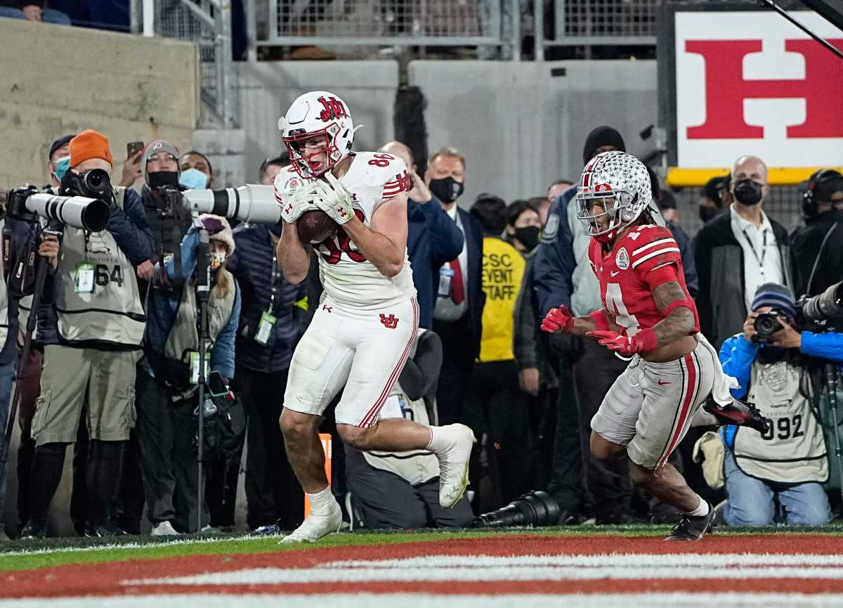 Utah Utes tight end Dalton Kincaid (86) catches a touchdown pass behind Ohio State Buckeyes safety Ronnie Hickman (14) during the fourth quarter of the Rose Bowl in Pasadena, Calif. on Jan. 1, 2022. College Football Rose Bowl