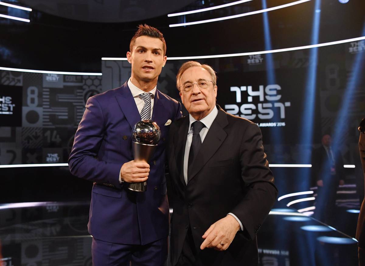 Cristiano Ronaldo (left) and Florentino Perez pictured at an awards ceremony in 2017