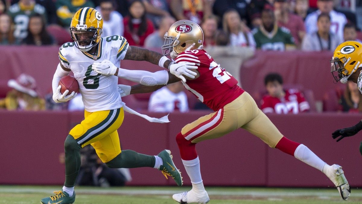 Amari Rodgers stiff-arms a 49ers defender
