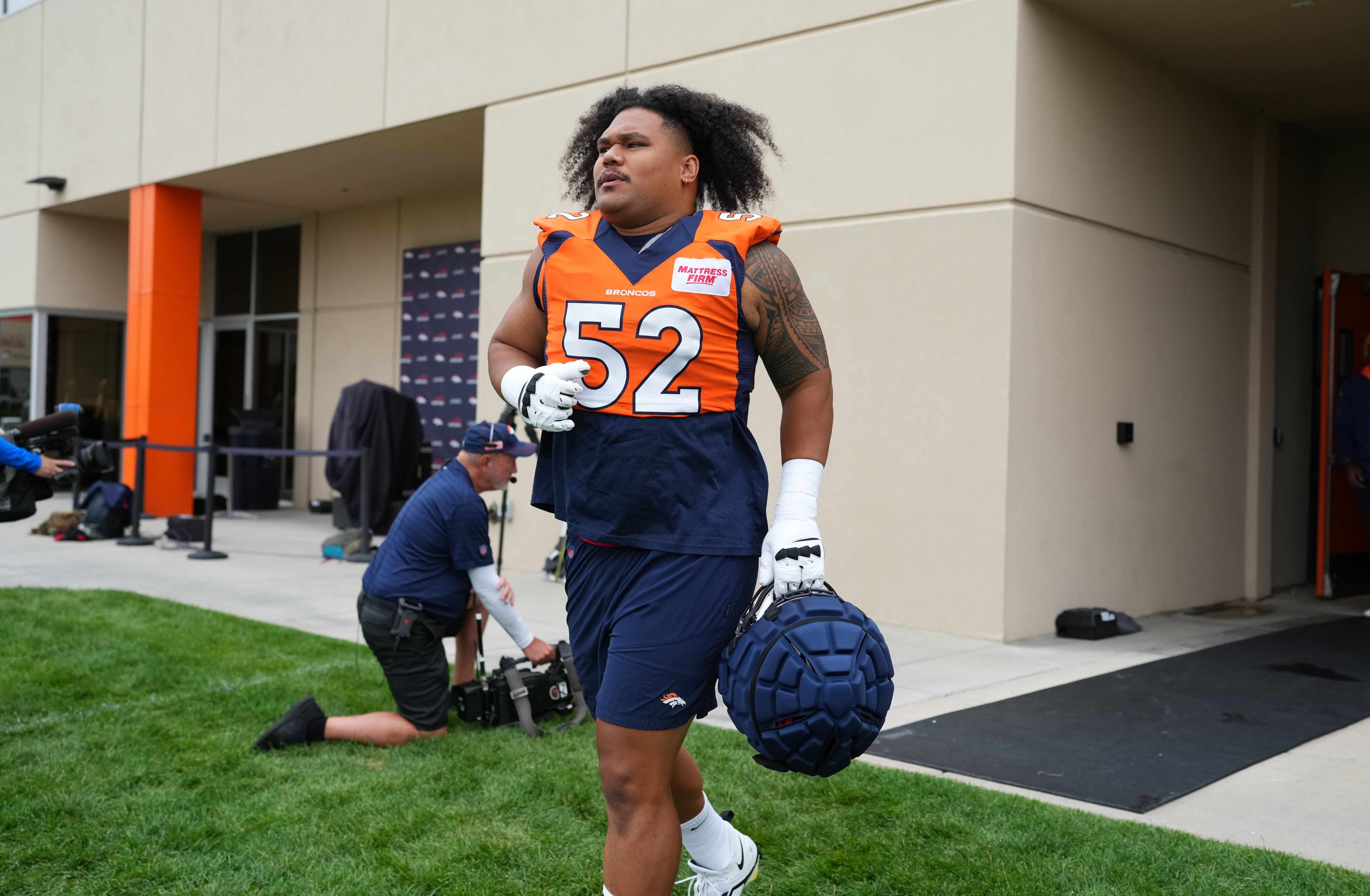 Report: Broncos OL Netane Muti Undergoes Knee Surgery, Out 3-4 Weeks - Sports Illustrated Mile High Huddle: Denver Broncos News, Analysis and More - Vimarsana News