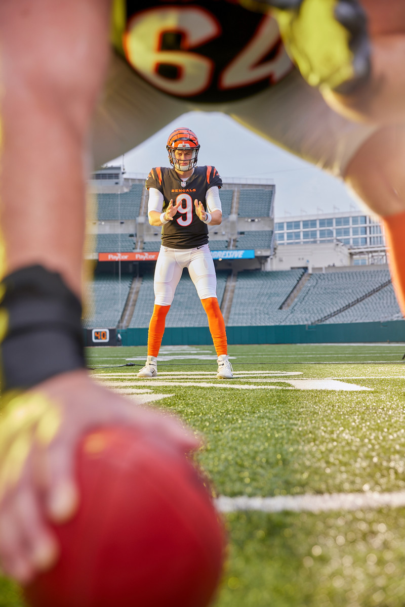 Joe Burrow prepares to receive a snap.