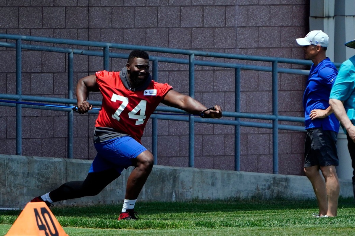 New York Giants offensive tackle Matt Peart (74) works out on the side during mandatory minicamp at the Quest Diagnostics Training Center on Tuesday, June 7, 2022, in East Rutherford. News Giants Mandatory Minicamp