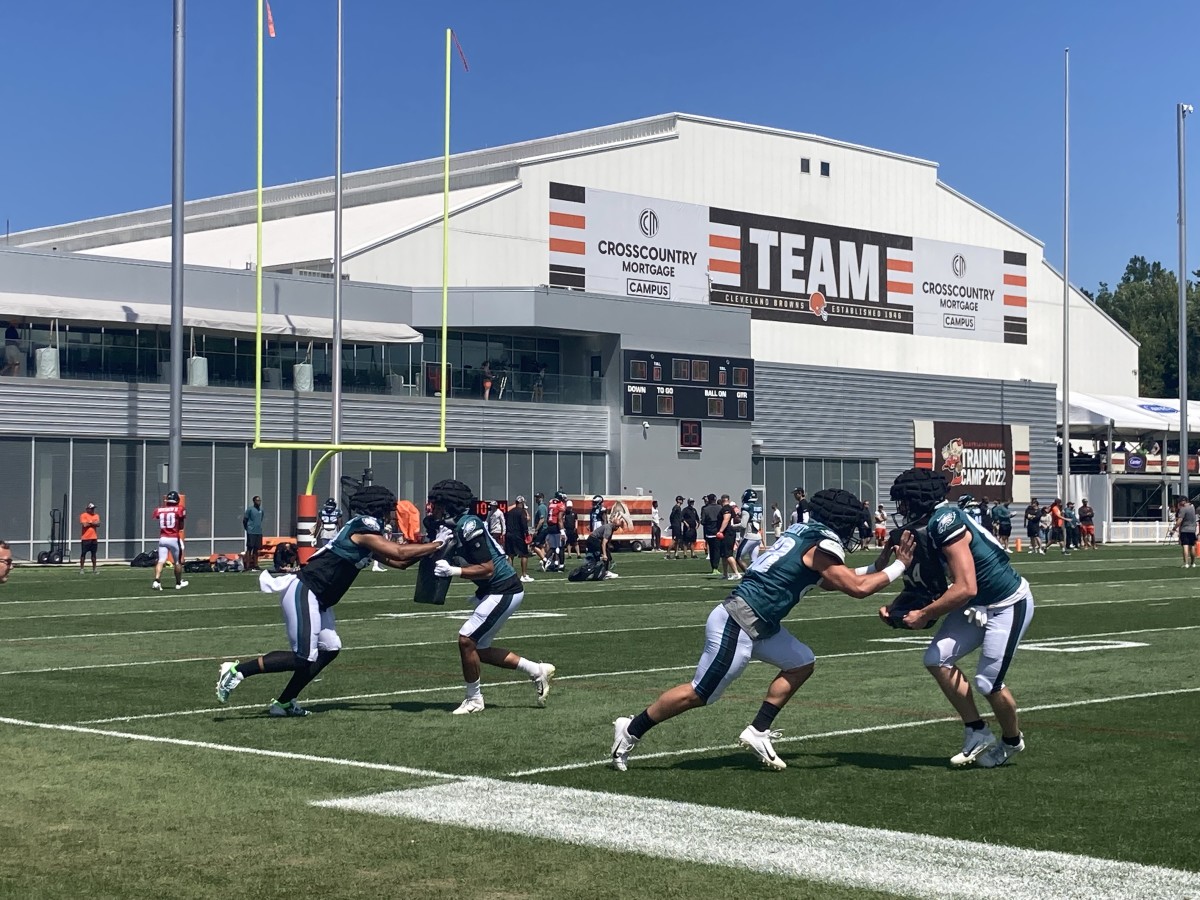 Eagles tight ends work on blocking drill