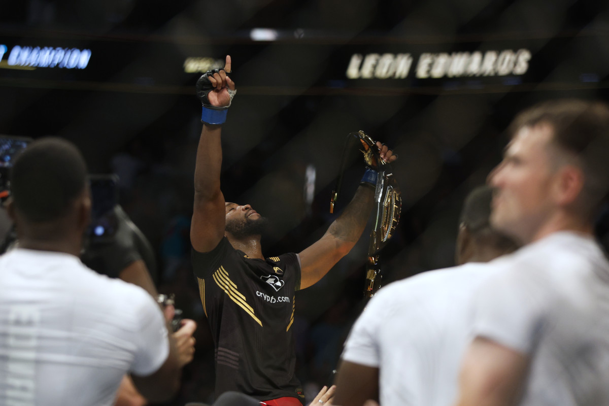Kamaru Usman (red gloves) fights Leon Edwards (blue gloves) during UFC 278 at Vivint Arena.