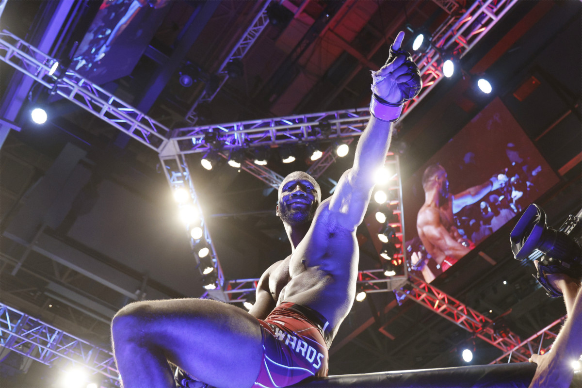 Kamaru Usman (red gloves) fights Leon Edwards (blue gloves) during UFC 278 at Vivint Arena.