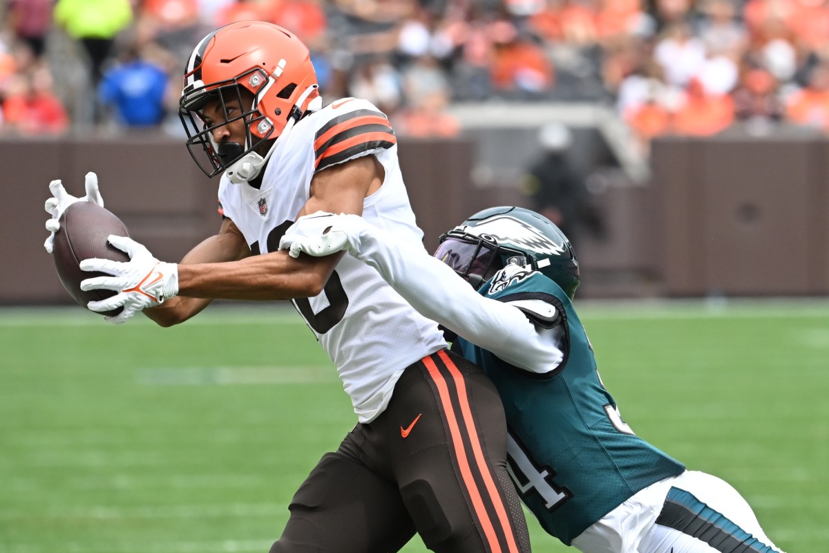 Aug 21, 2022; Cleveland, Ohio, USA; Cleveland Browns wide receiver Anthony Schwartz (10) catches a pass as Philadelphia Eagles cornerback Kary Vincent Jr. (34) defends during the first half at FirstEnergy Stadium. Mandatory Credit: Ken Blaze-USA TODAY Sports