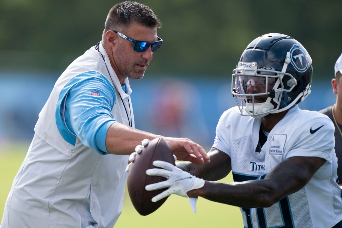 Tennessee Titans head coach Mike Vrabel works with wide receiver Terry Godwin (80) during a training camp practice at Ascension Saint Thomas Sports Park Monday, Aug. 15, 2022, in Nashville, Tenn.
