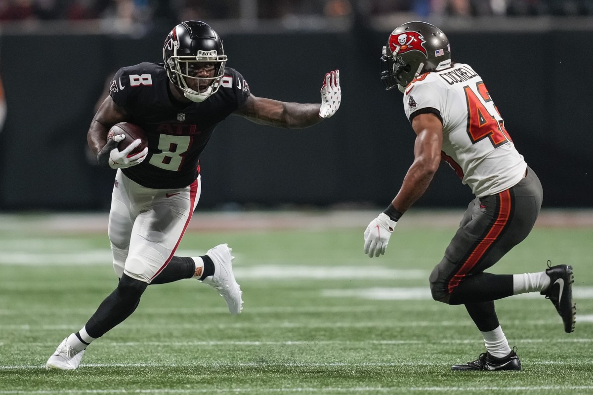Dec 5, 2021; Atlanta, Georgia, USA; Atlanta Falcons tight end Kyle Pitts (8) runs against Tampa Bay Buccaneers cornerback Ross Cockrell (43) during the first half at Mercedes-Benz Stadium. Mandatory Credit: Dale Zanine-USA TODAY Sports
