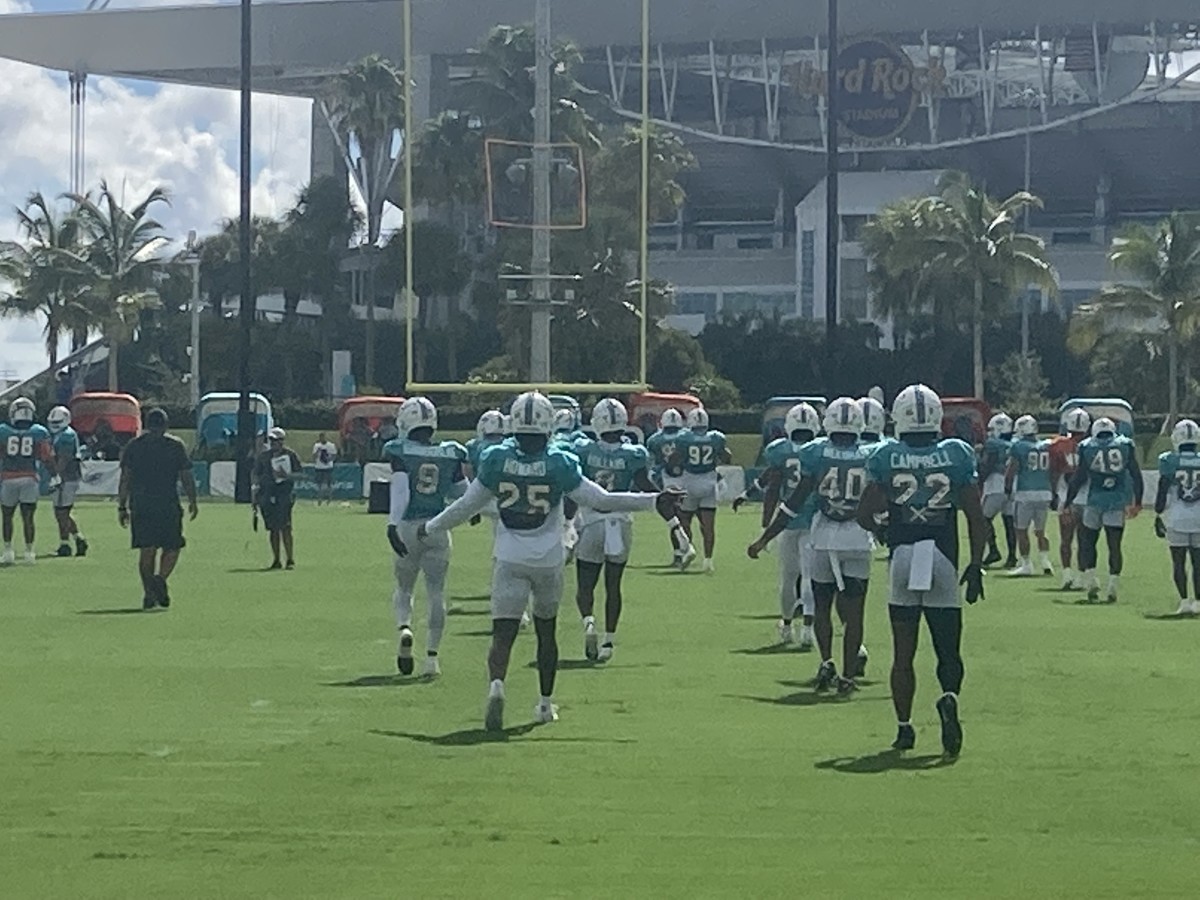 Miami players, including No. 25 Xavien Howard, get loose prior to joint practices with Eagles