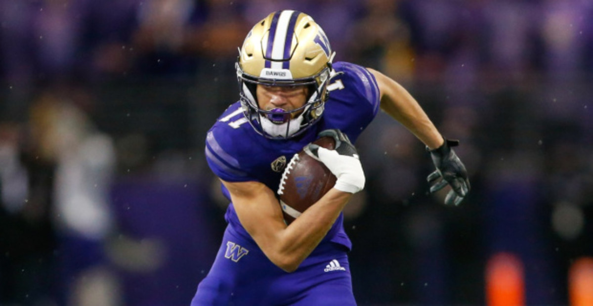 Scenes of the Washington Huskies in a college football game.