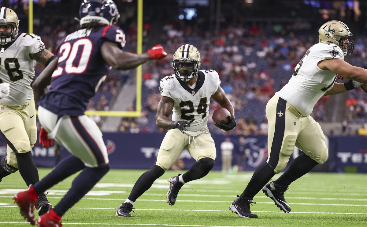 New Orleans Saints running back Dwayne Washington (24) runs for a touchdown against the Houston Texans. Mandatory Credit: Troy Taormina-USA TODAY Sports
