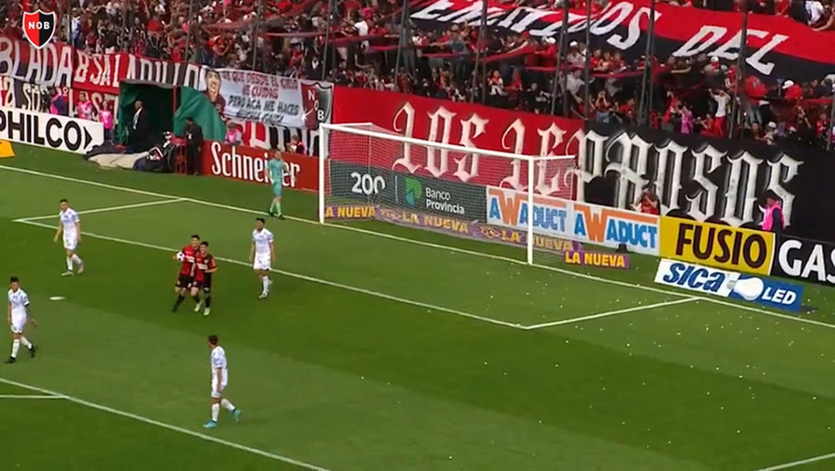 Incredible bicycle kick goal from outside the box scored by Newell's captain Soccer