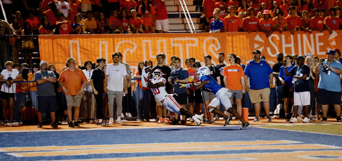 Marcus Harris lays out for a touchdown against Bishop Gorman in 2022.