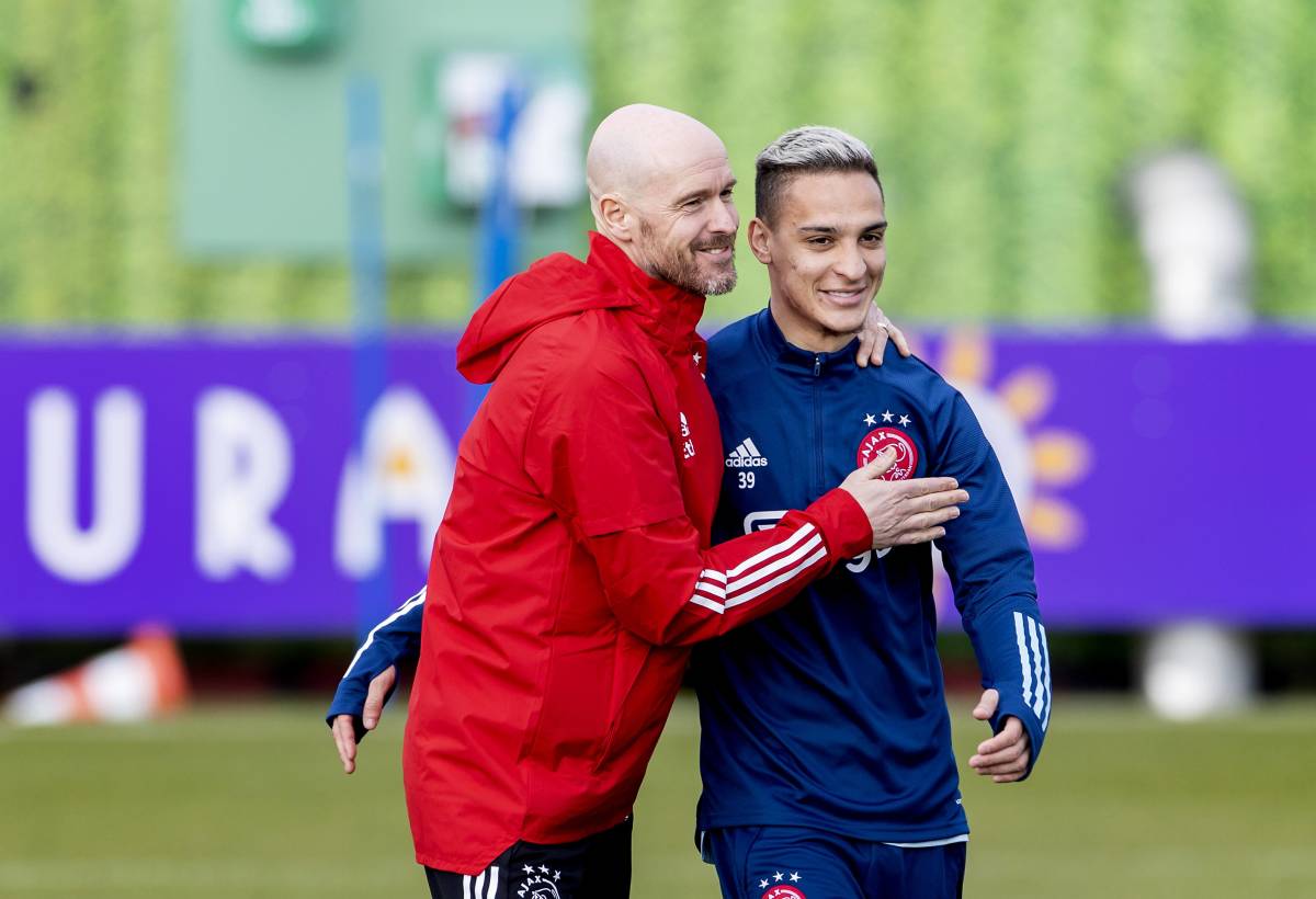 Erik ten Hag and Antony (right) pictured during an Ajax training session in 2021