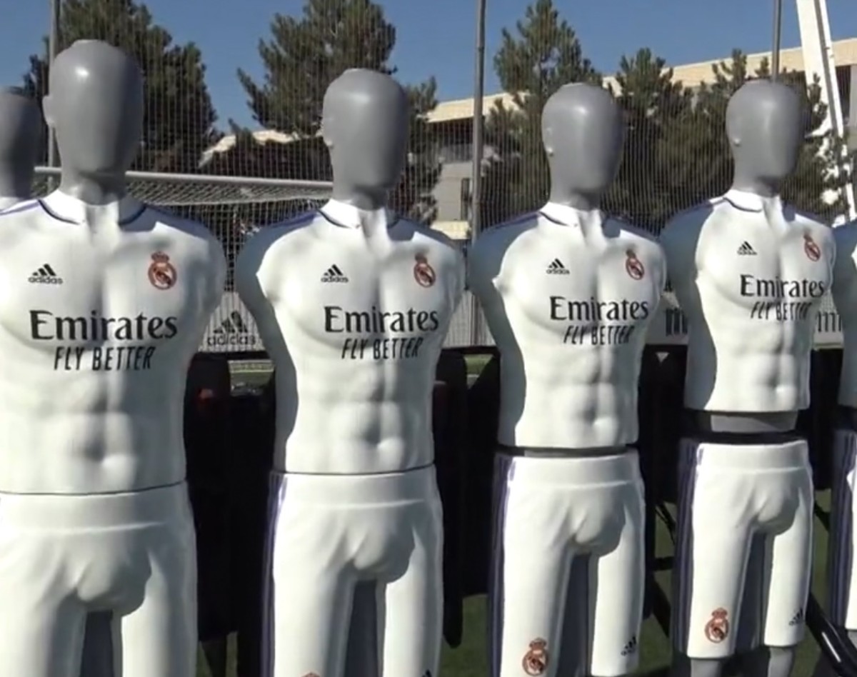 Real Madrid's mechanical mannequins, as used during free-kick practice