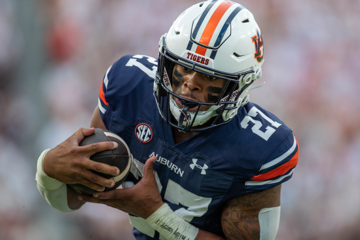 Auburn Tigers running back Jarquez Hunter (27) carries the ball into the endzone from 19 yards out for the first Auburn score during the game between the Mercer Bears and the Auburn Tigers at Jordan-Hare Stadium on Sept. 3, 2022.