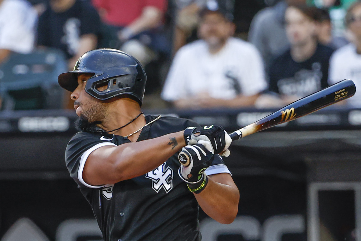 White Sox first baseman José Abreu swinging the bat. He could be an SF Giants free-agent target this offseason.