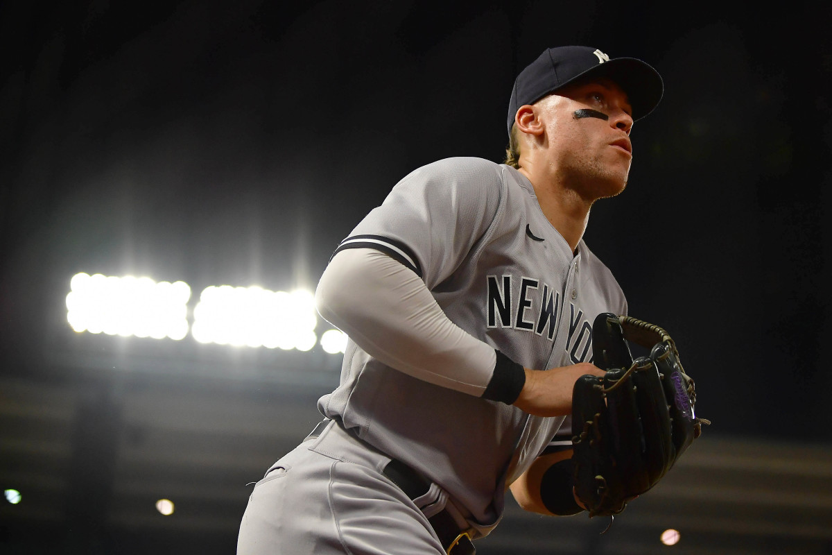 Yankees slugger Aaron Judge jogs to the outfield. Could he be the SF Giants next free-agent splash?