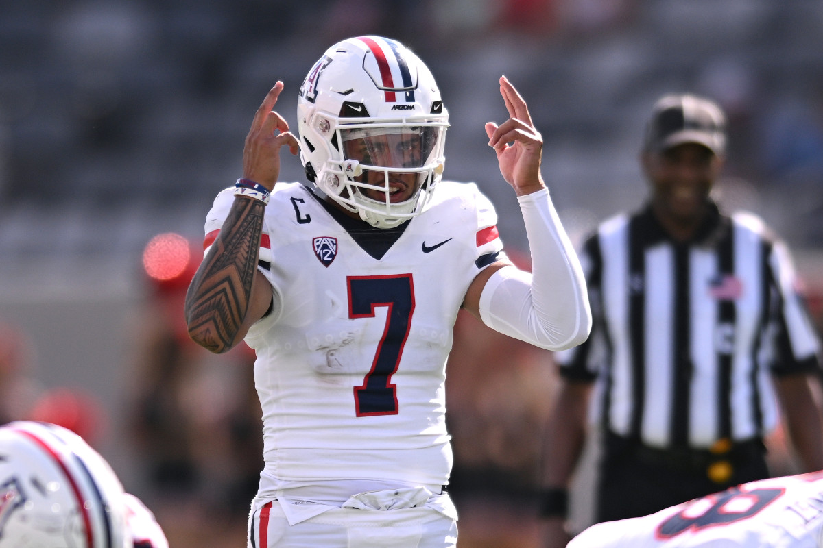 Arizona Wildcats quarterback Jayden de Laura (7) gestures at the line of scrimmage during the second half against the San Diego State Aztecs at Snapdragon Stadium.