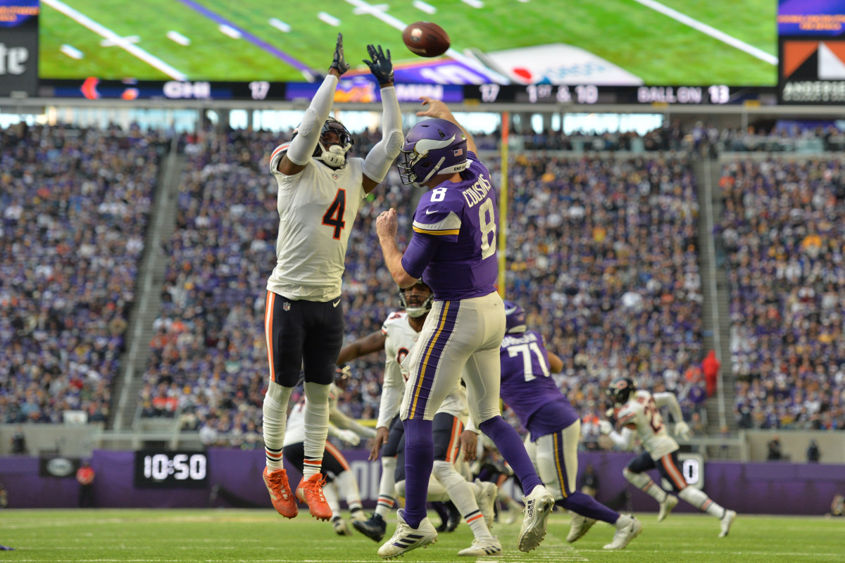 Kirk Cousins throws a pass against the Bears.