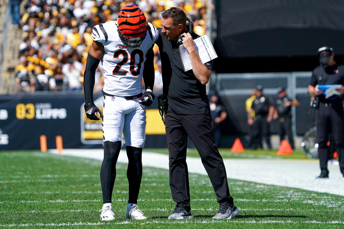 Eli Apple gets instruction from Lou Anarumo during a game